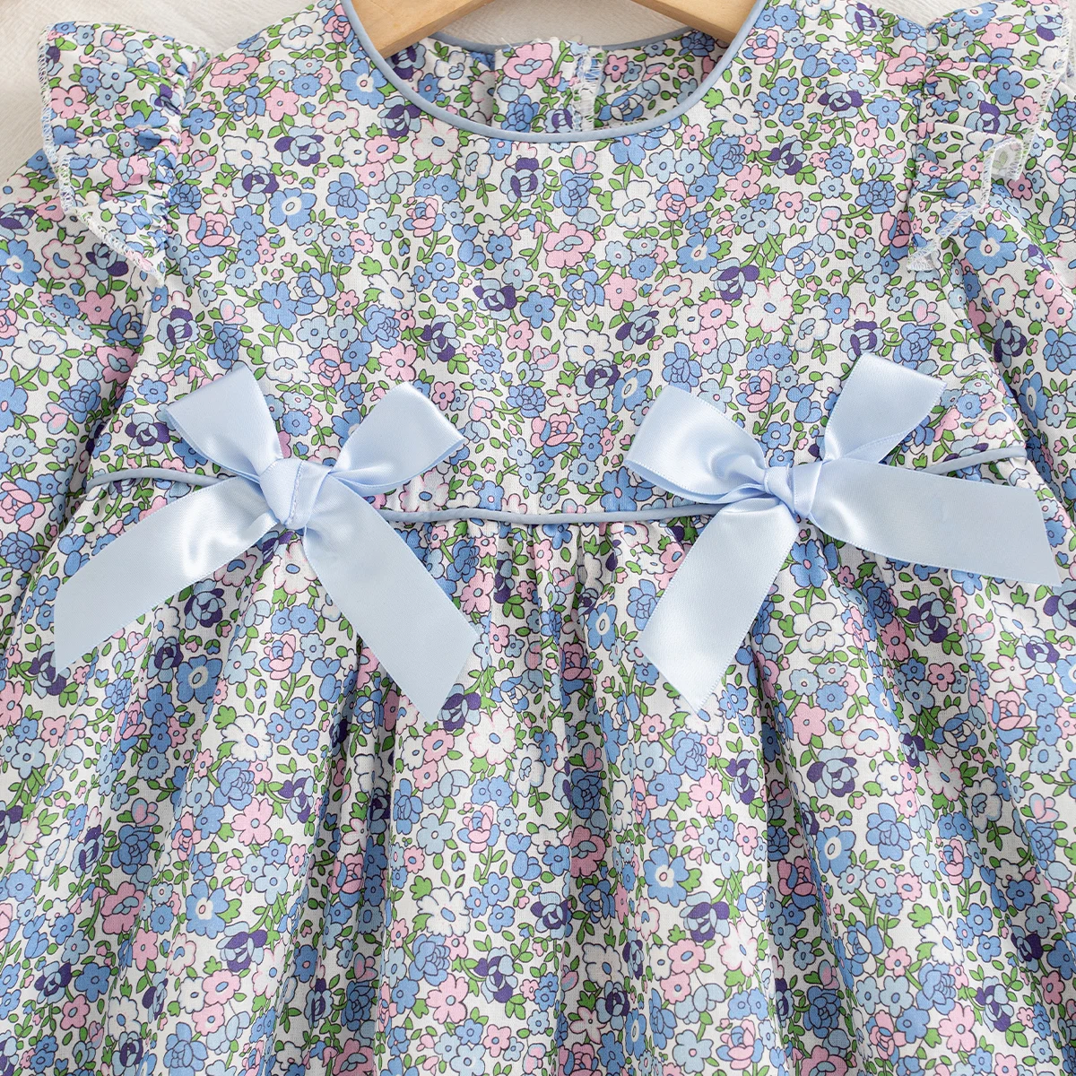 Herbstmode Blumenmuster Langarm-Babykleid im Koreanischen Stil Süßes Niedliches Blaues Schleifenkleid aus Baumwolle Bequemes Weiches Lässiges Kleinkind-Kleid – Detail 8