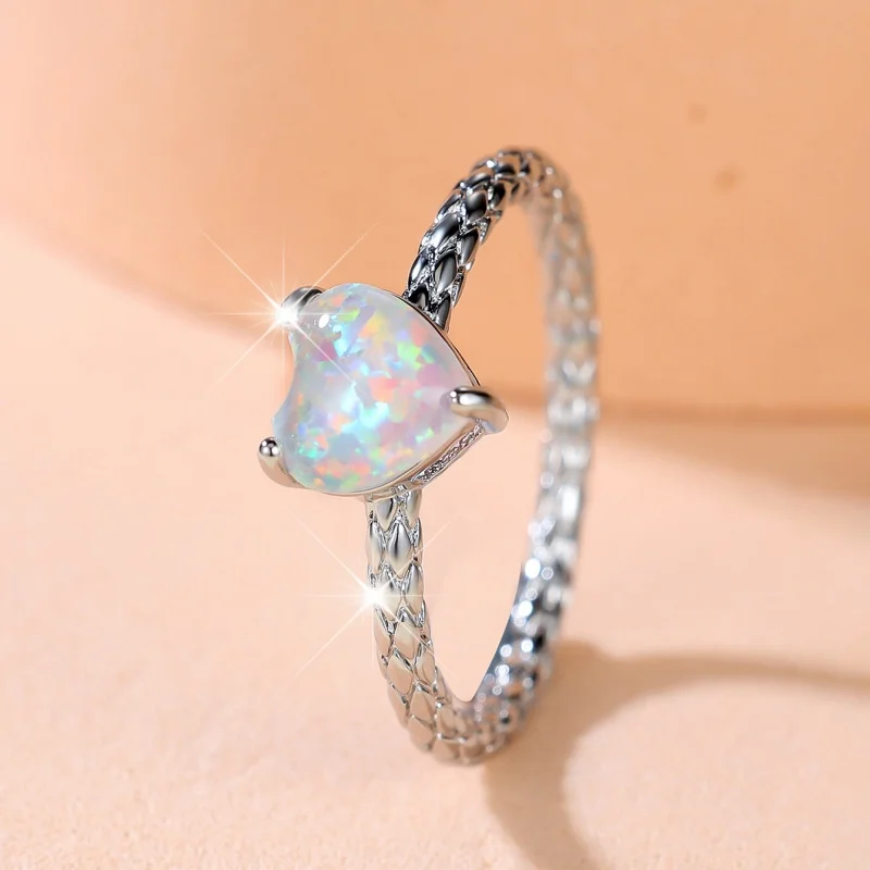 2026 New Fashionable Design Heart Shaped Ornamental Fried Dough Twists Ring for Women's Small Group Luxury Exquisite Jewelry