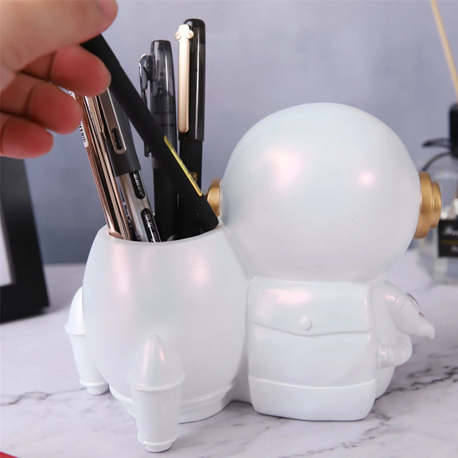 

LED Astronaut Pen Holder Resin Cartoon Desktop Organizer Multi-Purpose Pencil Cup Light Spaceman Adornment Stationery Pot