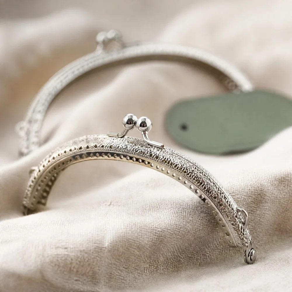 2pcs Silver Metal Purse Frame 15cm/5.91in Embossed Texture Metal Handbag Frame Double Ear Clips Arched Embossing Kiss Clasp Lock