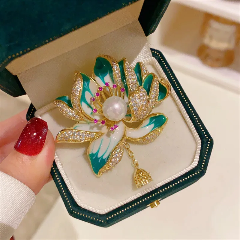 

CC Vintage Brooches Lotus Flower Enamel Pins Cheongsam Pin Chinese Style Imitation Pearl Corsage With Exquisite Pendant B229