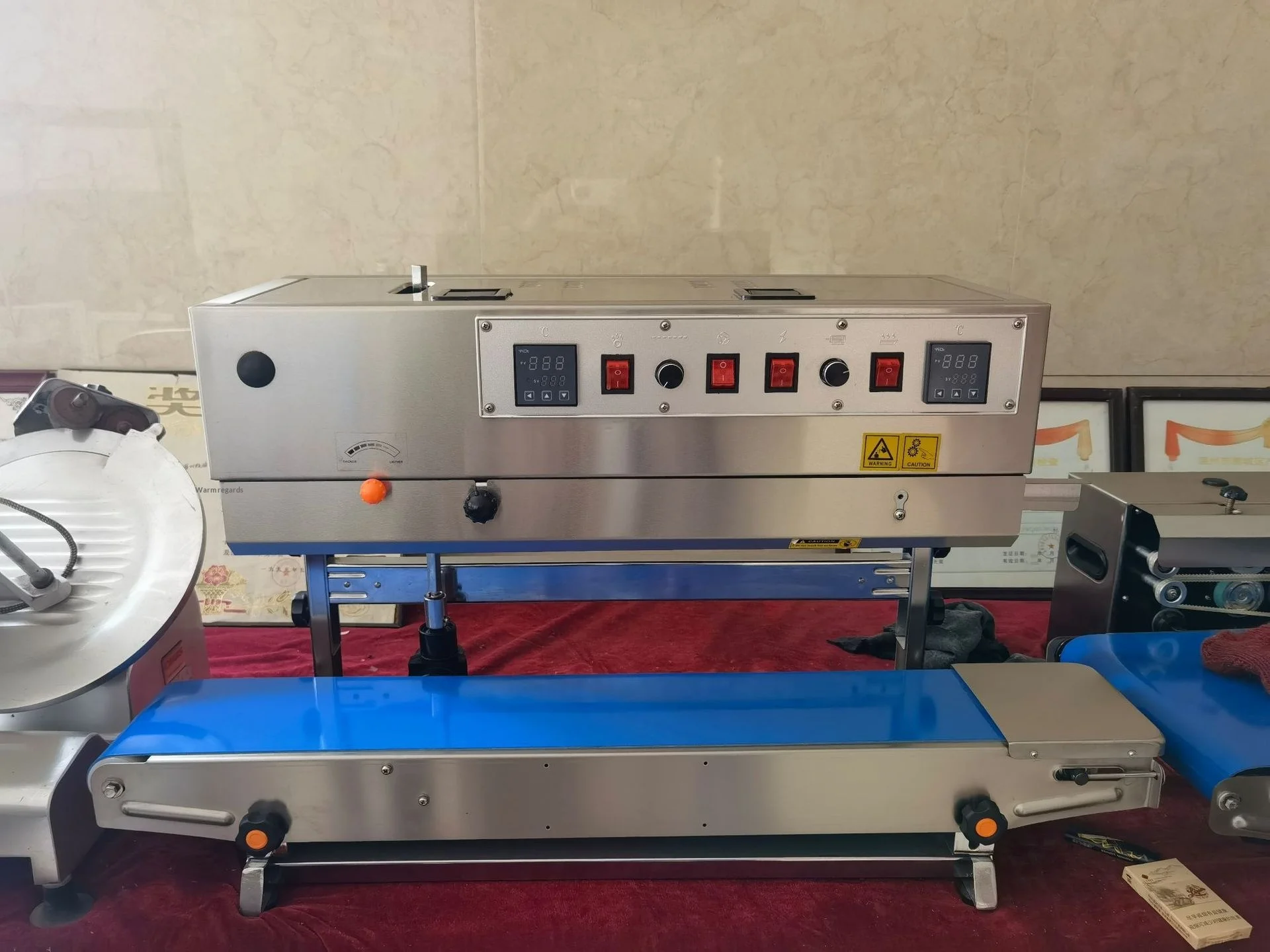 Continuous Sealing Machine Conveyor Belt Widened Huaqiao Bundle Buckle with One Year Warranty