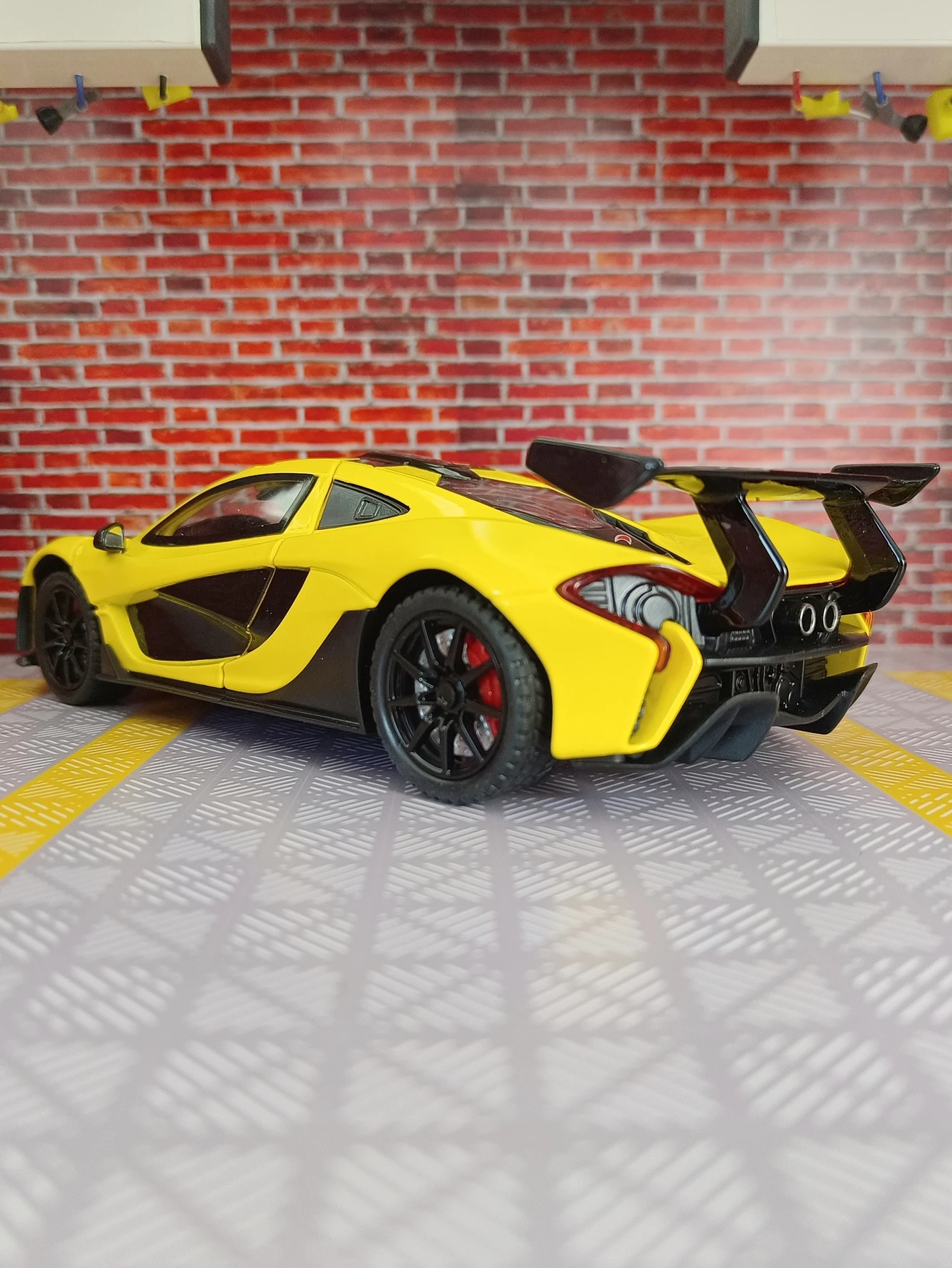 

1:24 Scale P1 Supercar alloy car model ornaments collection acousto-optic pull-back toy door can be opened.