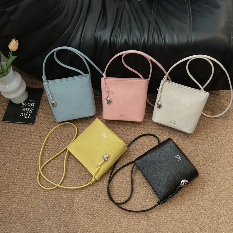 

Сумка для подгузников с аккуратной строчкой и усиленными швами делает всю сумку более прочной и устойчивой к повреждениям.