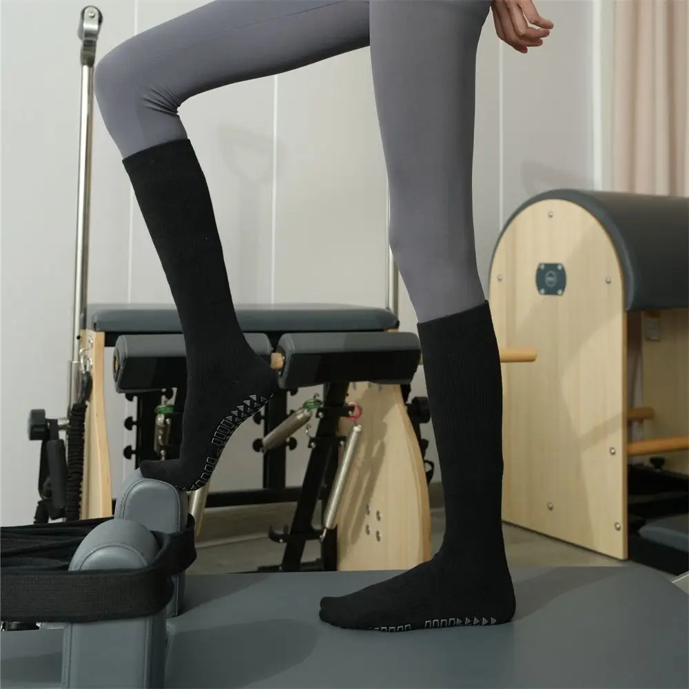 Calcetines antideslizantes de tubo largo para mujer, medias elásticas de secado rápido para Yoga, Pilates y Ballet, Color oscuro