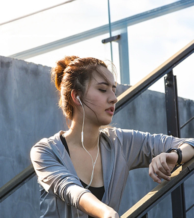 سماعة أذن سلكية 3.5 ملم مع ميكروفون يتم التحكم فيها سلكًا داخل الأذن سماعة رأس للموسيقى الرياضية داخل الأذن سماعة أذن