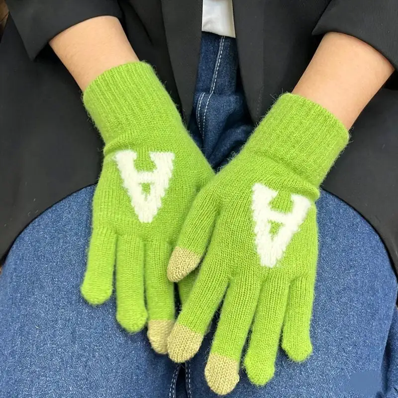 Niedliche Handschuhe mit Buchstabenmuster im Vintage-Stil, Touchscreen-fähig, für Damen, Winter, mit vollem Fingerbereich, wärmend, aus Samt und Acryl, gestrickt, für junge Frauen und Studentinnen. – Detail 7