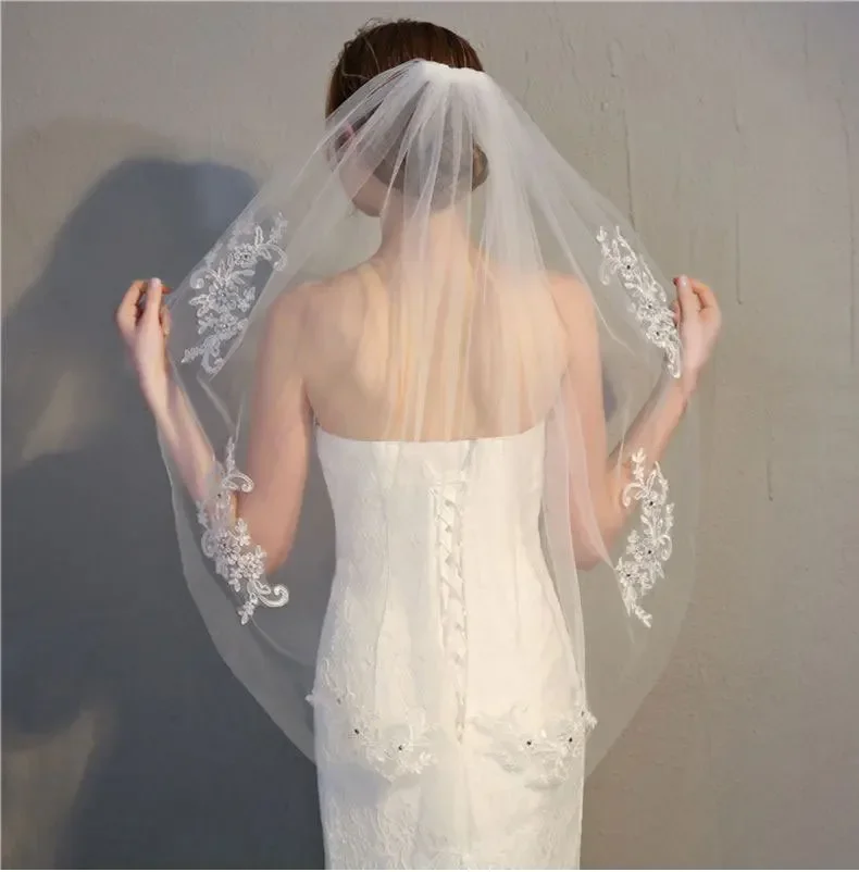 

Свадебная фата из тюля с кружевными аппликациями, кристаллами и бусинами, с гребнем, 1 слой