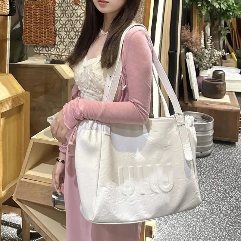

Белая большая сумка с буквенным принтом, женская кожаная сумка с мятой текстурой, большая вместительная сумка на плечо, женская мода, простые шикарные сумки подмышками