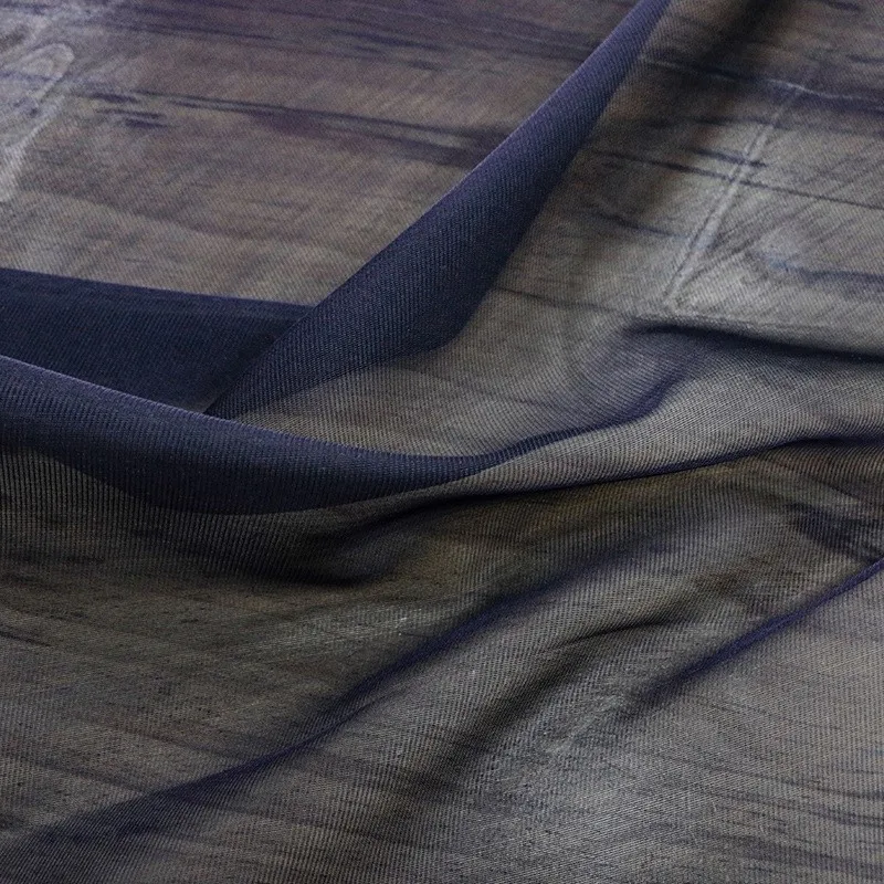 

New Chinese-style clothing is made of silk and linen blended hollowed-out fabric featuring a niche design