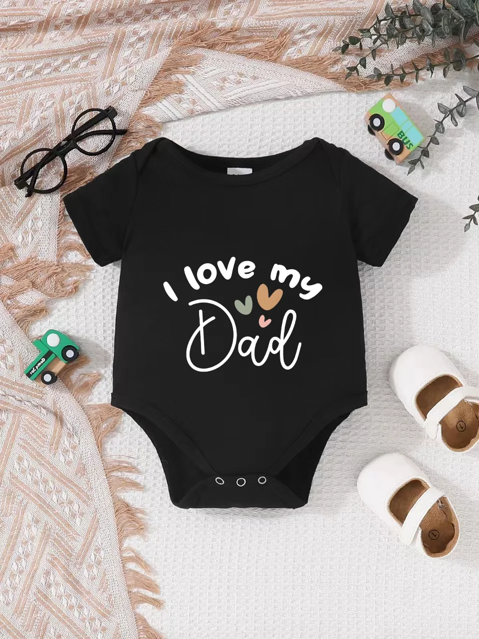 Baby short-sleeved triangle bodysuit, fun letter print, button design, easy to care for, suitable for new parents.