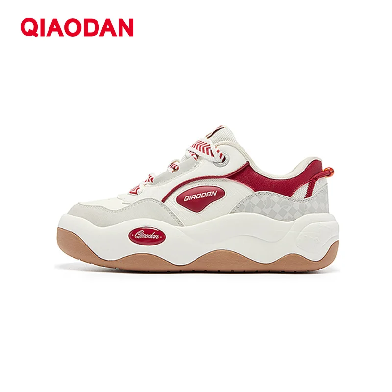 

QIAODAN повседневная обувь для скейтбординга, женские кроссовки из синтетической кожи, новинка 2025, прочные удобные кроссовки увеличенной высоты QDL052251523