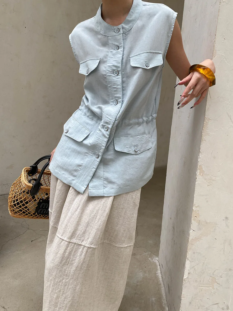 Sommerliche Damen-Weste in unifarbenem Design mit Stehkragen, Kordelzug an der Taille und schlankmachendem, ärmellosem Design. – Detail 8