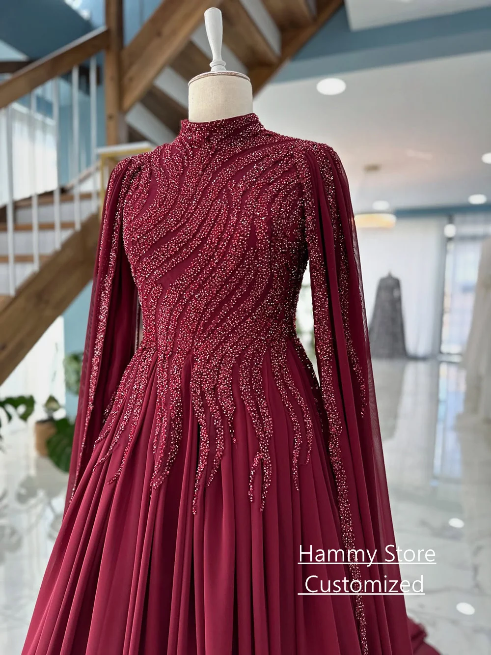 Bescheidenes Burgunder-Abendkleid, maßgeschneidert, lange Ärmel, Stehkragen, Pailletten, Hofschleppe, Chiffon, arabisches Abendkleid, Partykleider – Detail 4