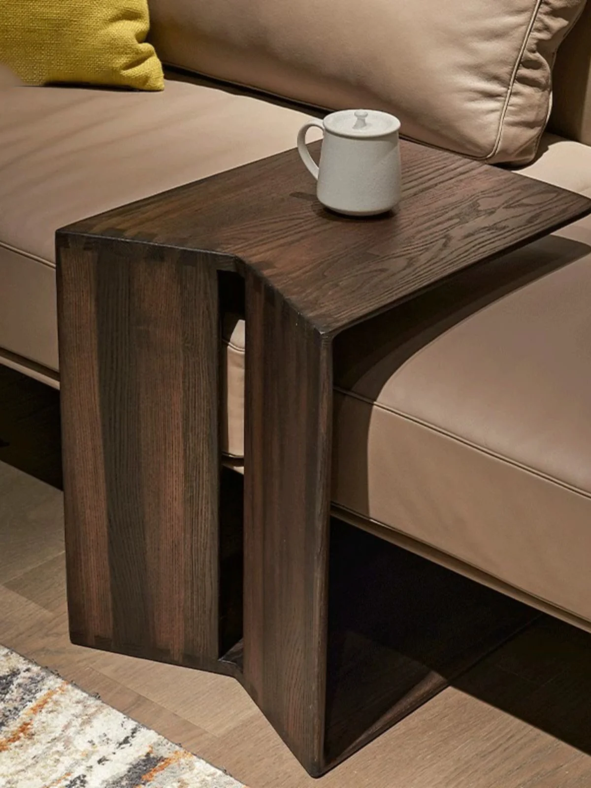 طاولة مربعة صغيرة من الخشب الصلب، زاوية أريكة، غرفة معيشة بسيطة وحديثة، شقة منزلية صغيرة