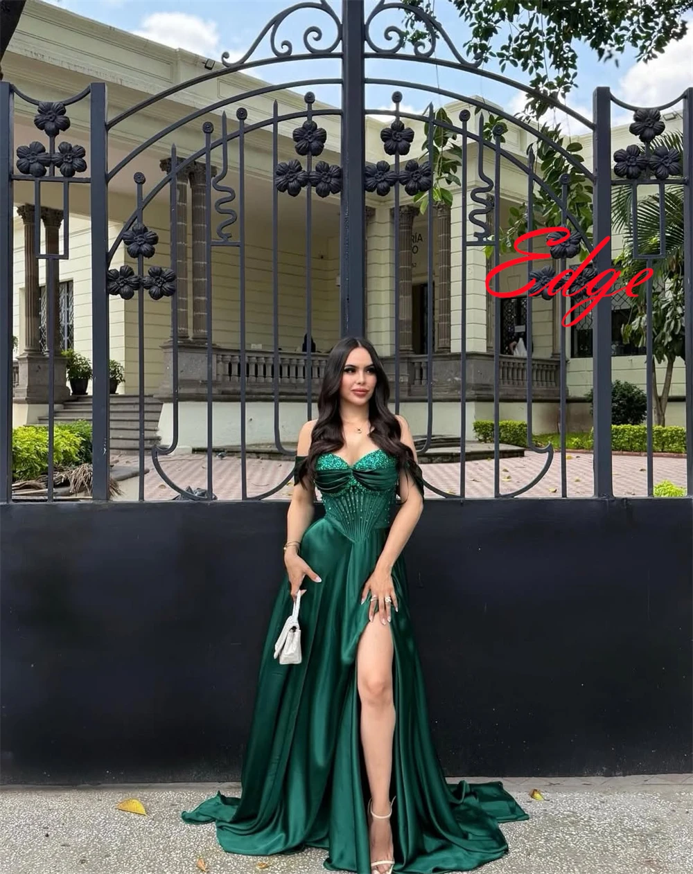 فستان سهرة أنيق من الساتان الأخضر مخصص كلاسيكي بدون حمالات قبالة الكتف فستان حفلة موسيقية بأربطة من الخلف فساتين مناسبة مخصصة