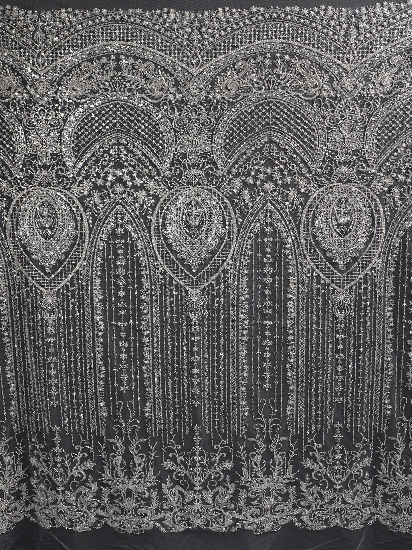 ウェディングドレスのモデル素材に最適な、重厚な刺繍とスパンコールビーズが施された生地。きらめく生地で、ドライアプライケーションレースのアクセサリーとしても使用可能。