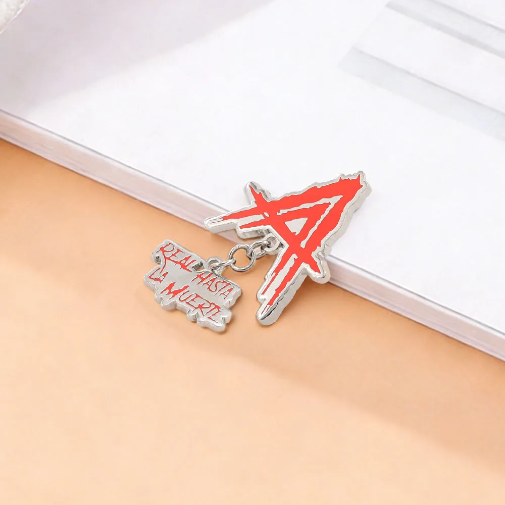 Real Hasta La Muerte Musikalbum-Brosche, Modischer Street-Style Anstecker für Kleidung, Taschen und Accessoires, Geschenk für Musikliebhaber – Detail 10