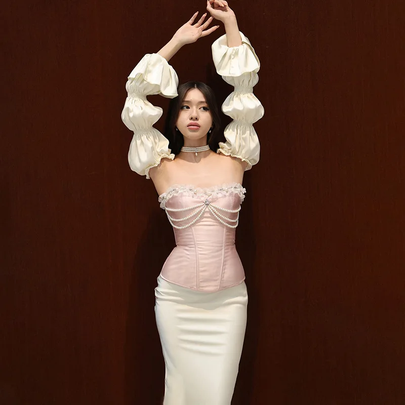 

Модный комплект из 3 предметов: женские перчатки с пышными рукавами + жилет с жемчужной отделкой и рюшами + длинная юбка. Элегантный, трендовый, шикарный костюм для вечеринок.