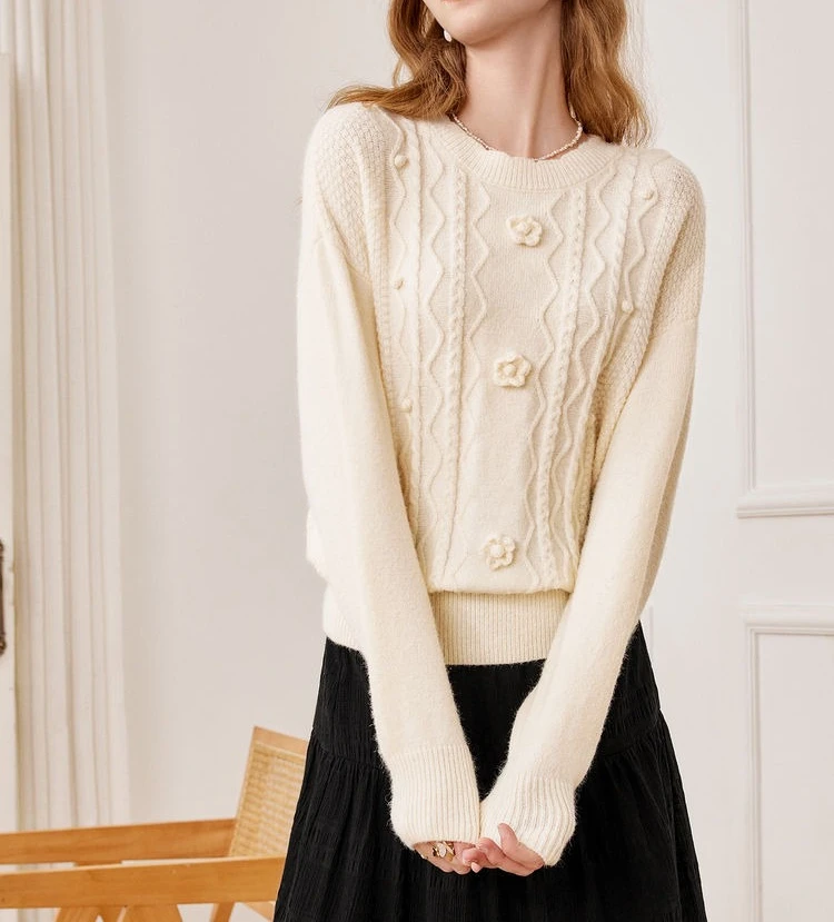 Abbigliamento donna moda 2025 Autunno Inverno Nuovo stile Temperamento che riduce il fiore allentato ricamato girocollo maglione lavorato a maglia Top