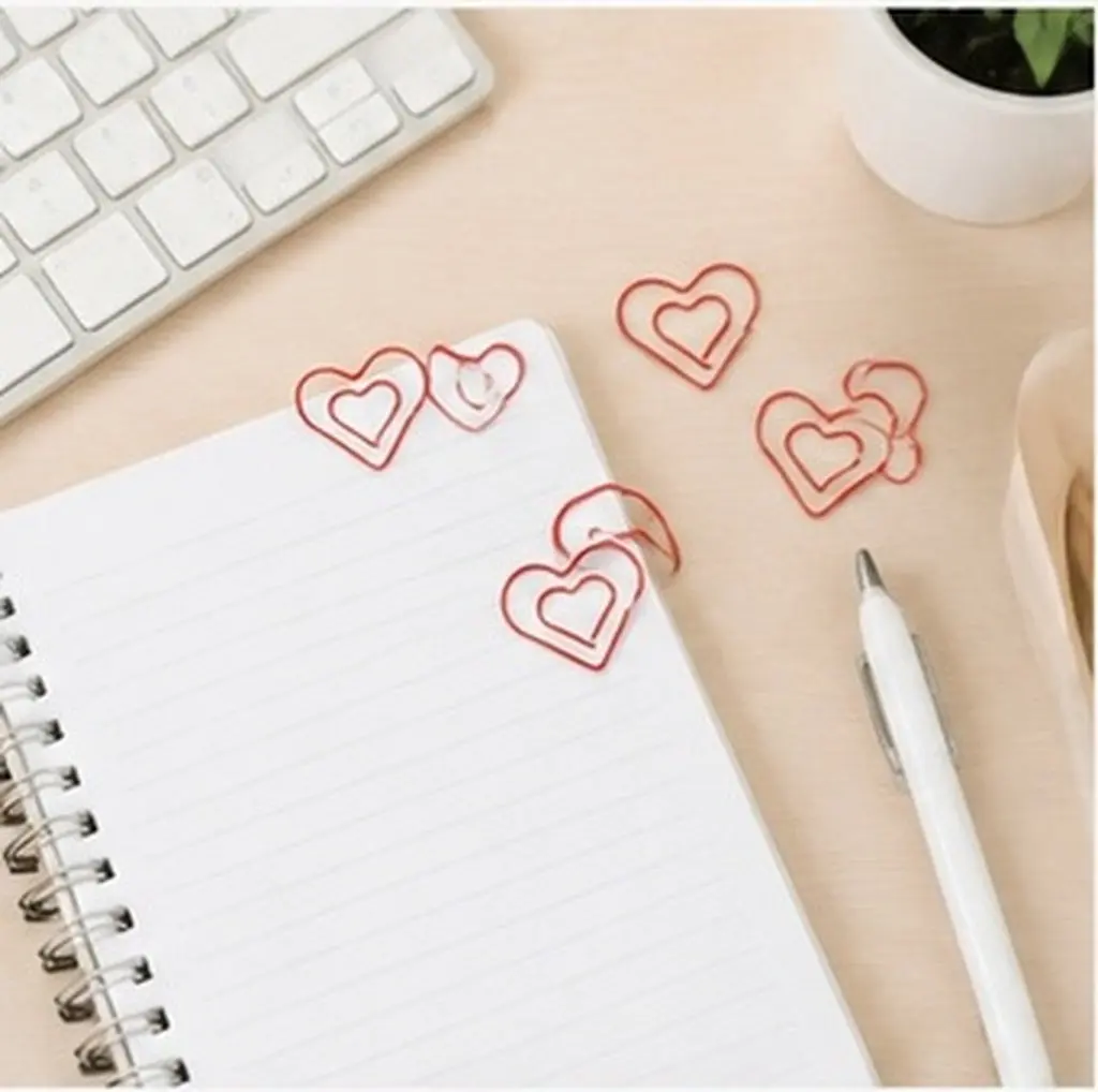 100Pcs Heart Shaped Paper Clips Bright Red Metal Clips Office Journals Scrapbooking DIY Projects Love Heart Clip