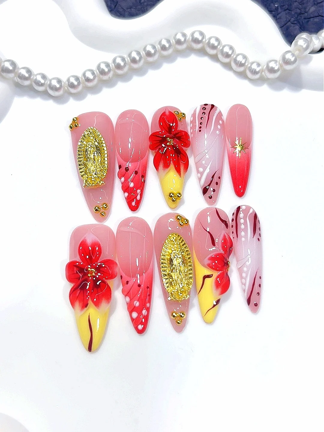 アーモンドシェイププレスオンネイル - レッドフローラル＆ゴールド聖母マリアデザイン、グリッターラインストーンフェイクネイル（女性用）（K038）