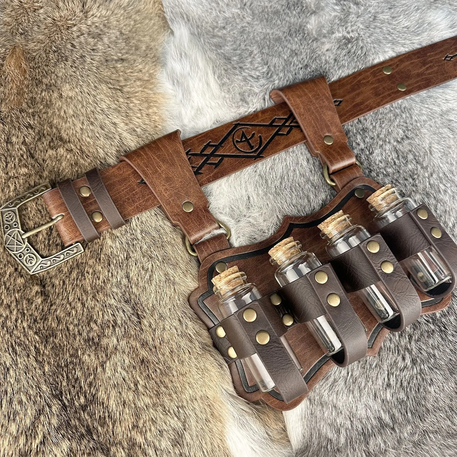4pcs Renaissance Vintage Leather Set Celtic Knot Pattern Leather Belt Cork Potion Bottle with Leather Holster Drawstring Coin Purse Medieval Festival Costume Accessories