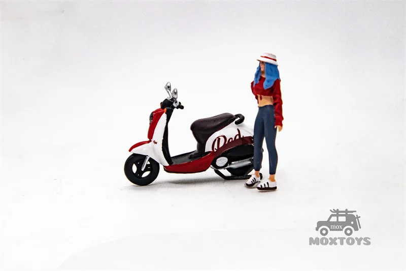 MoreArt 1:64 RETRO SCOOTER WHITE AND RED TRENDY WOMEN FIGURE SET Dioramas