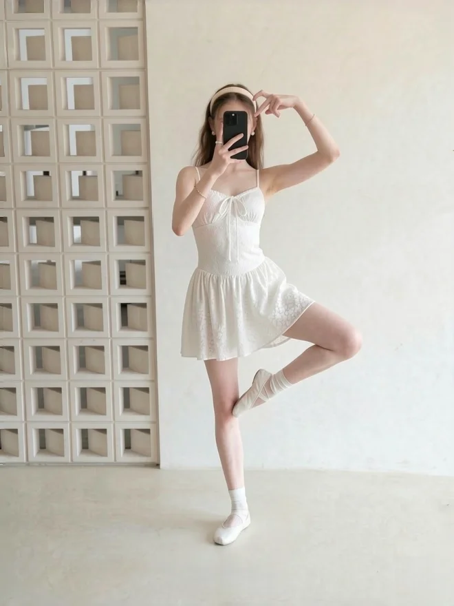 

2026 New Women's One-Piece Swimsuit Elegant White Vacation Pure Desire Beautiful Skirt Style Swimming Suit with Cover up