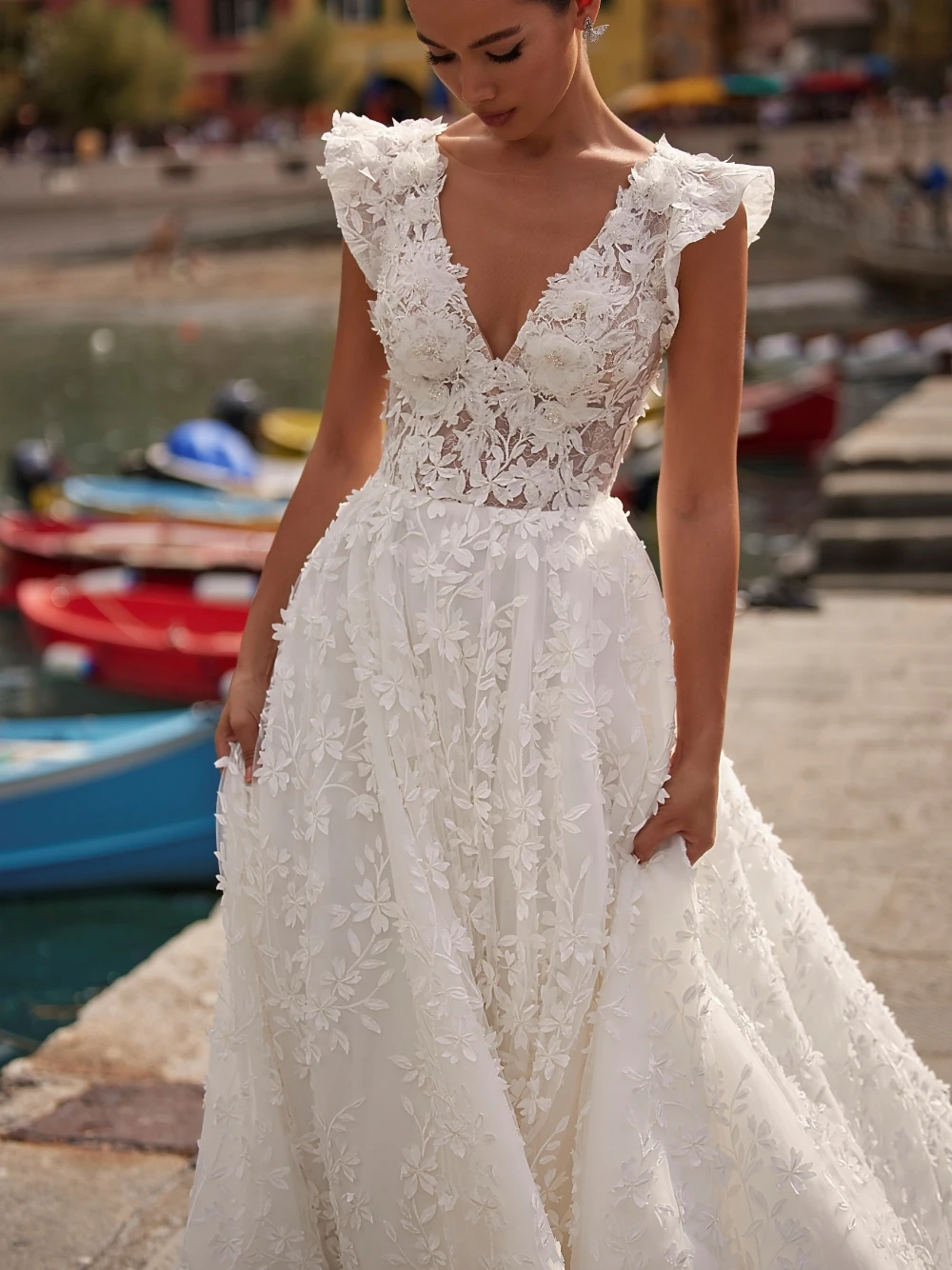 Delicate Floral Appliques Wedding Dress Sexy V Neck Romantic A Line Customized Bridal Gown Modern Charming Low Back Bride Wear