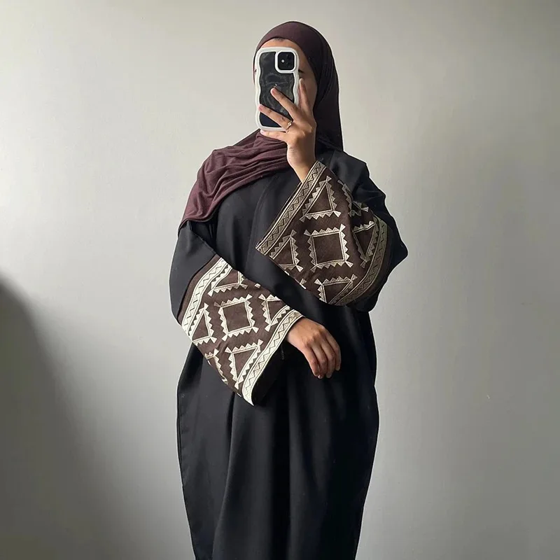 

Cross-border e-commerce foreign trade Middle East Dubai women's clothing embroidery bat sleeves loose cardigan robe spot