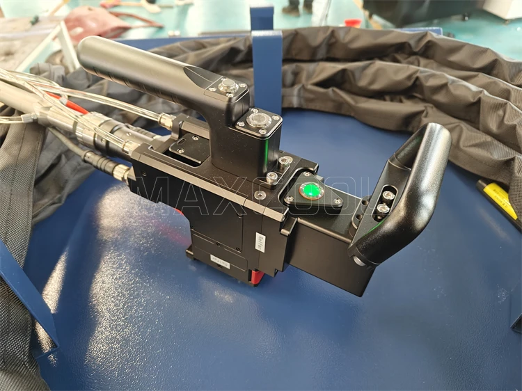 Hot Sale 6000w CW Laser Rust Removal Cleaning Machine Handheld Metal Cleaning Laser Tools 6kw Laser Cleaning Machine Water-cool