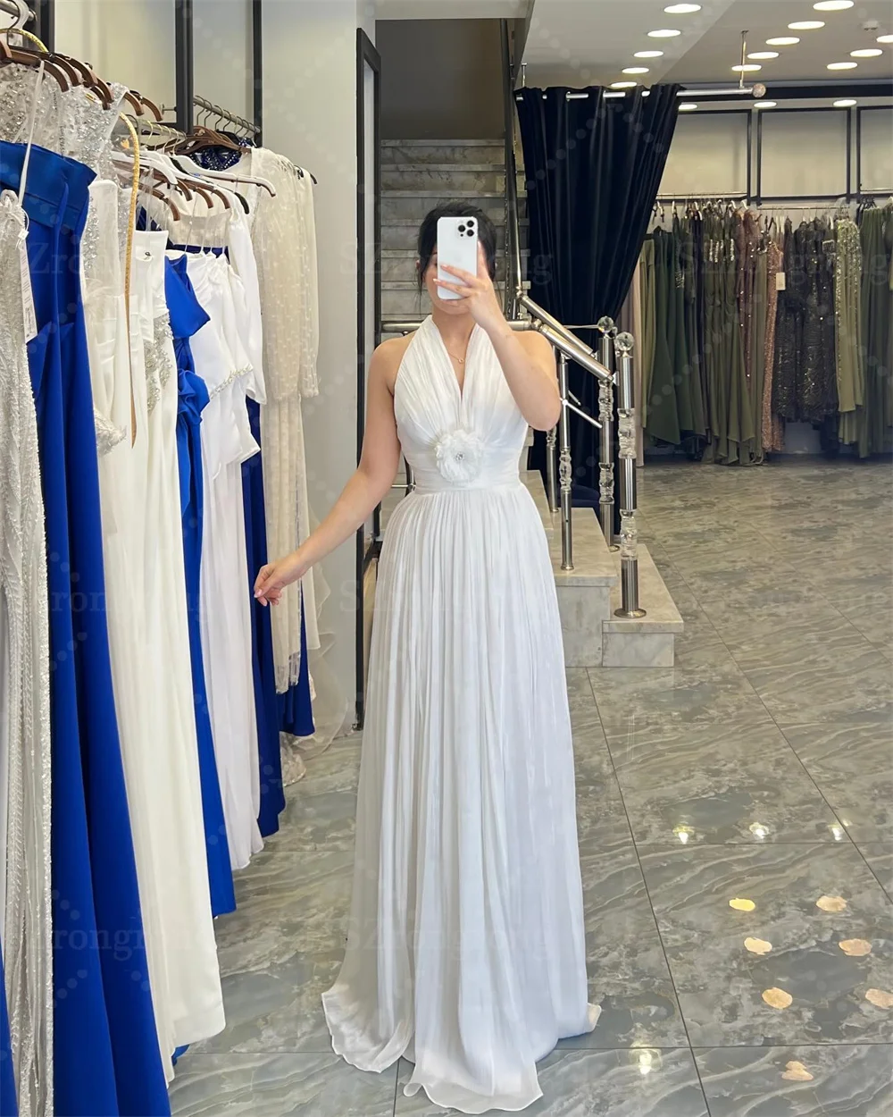 Maßgeschneidertes Neckholder-Chiffon-Plissee-Abendkleid in A-Linie mit handgefertigten Blumen, rückenfrei, bodenlang, Abschlussball-Partykleid mit Schleppe