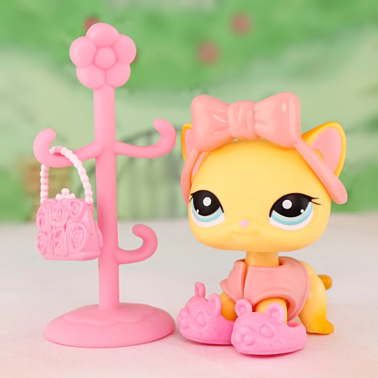 Minilpsshop Wackelkopf-Spielzeug, Kurzhaar-Katze mit Zubehör, bodenstehend, Blumenregal, Tasche, Schuhe, Kindergeschenk für Jungen und Mädchen