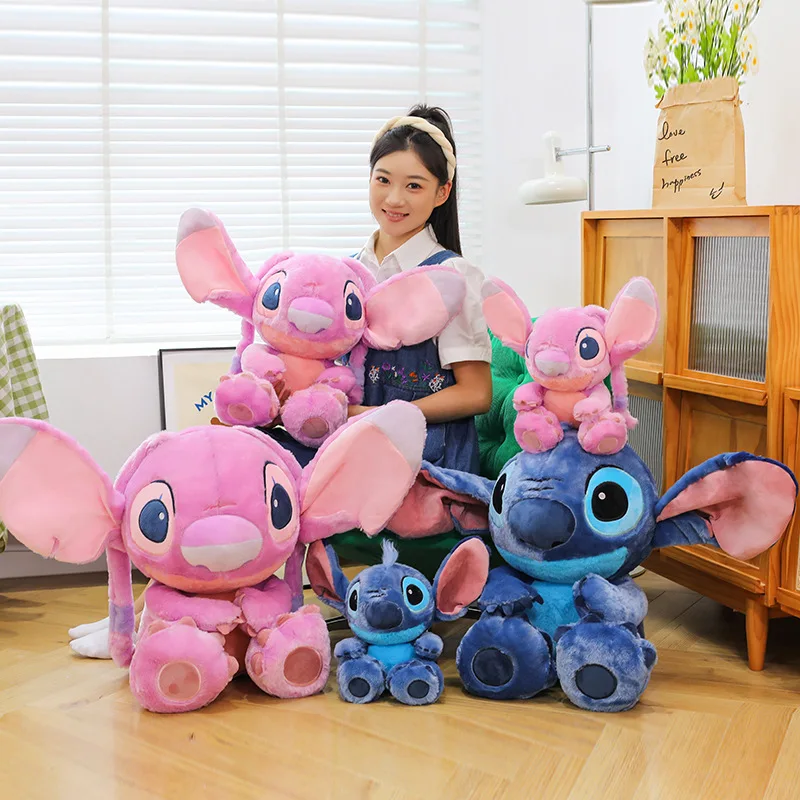 Urocza pluszowa zabawka Stitch siedzący na dużym stopy, wypchana lalka, słodki pluszak dla dzieci, prezent urodzinowy, miękka, przytulna poduszka, idealny przyjaciel.