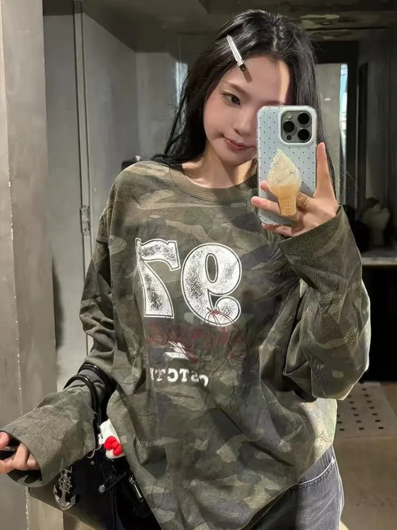 Herbst neues Retro-Camouflage-Digitaldruck-loses Rundhals-Langarm-T-Shirt für Damen, lässig, bequem und vielseitig