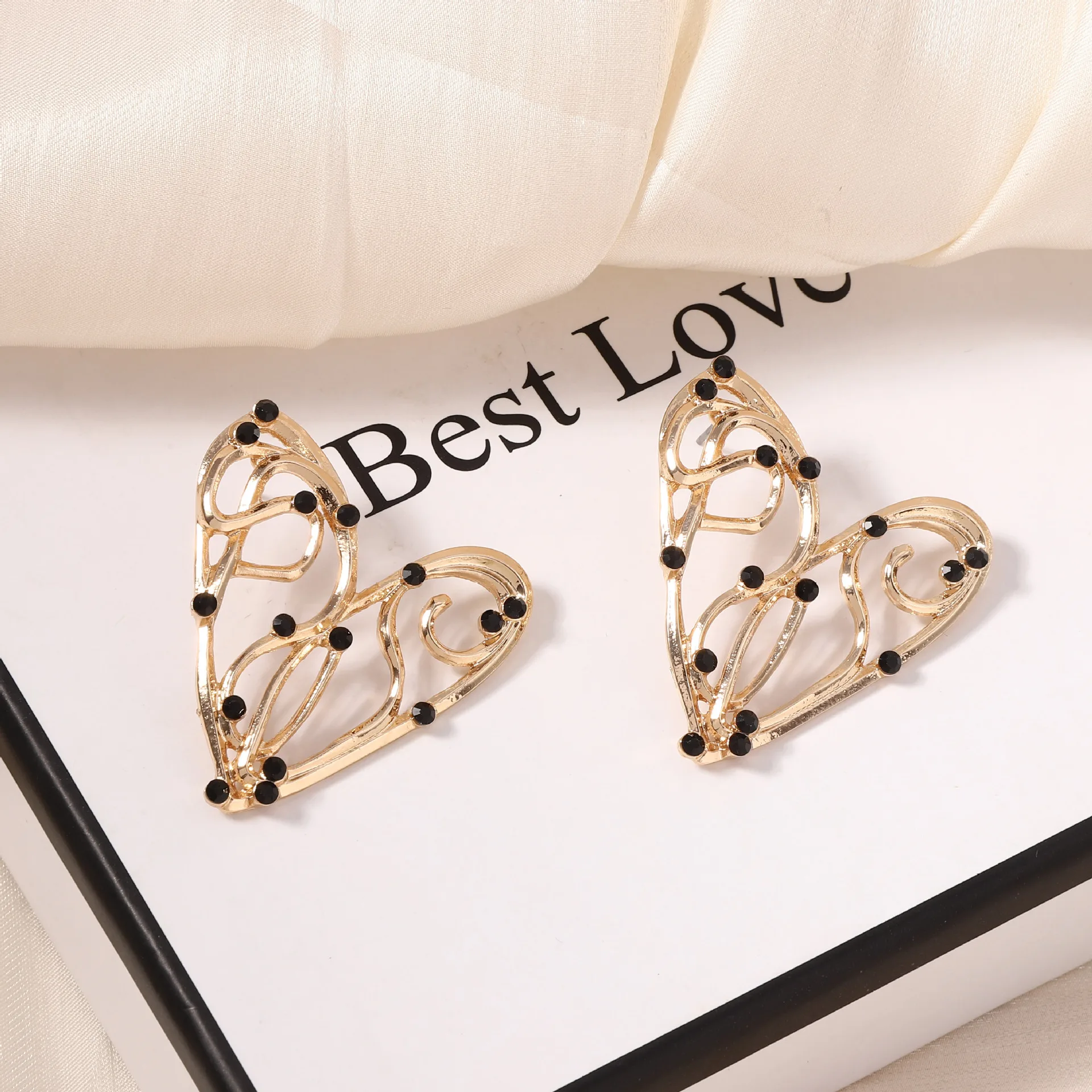 Creative design sense retro hollow animal mouse head diamond love stud earrings, trendy street auction niche