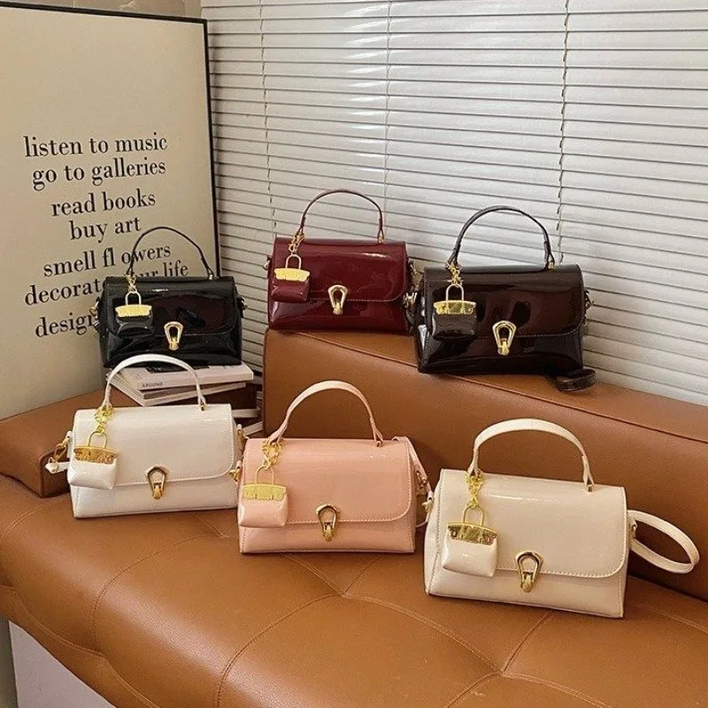 

High End Minimalist Diaper Bag For Women Fashionable Classic Shoulder Bag With Letter Logo And Leather Texture