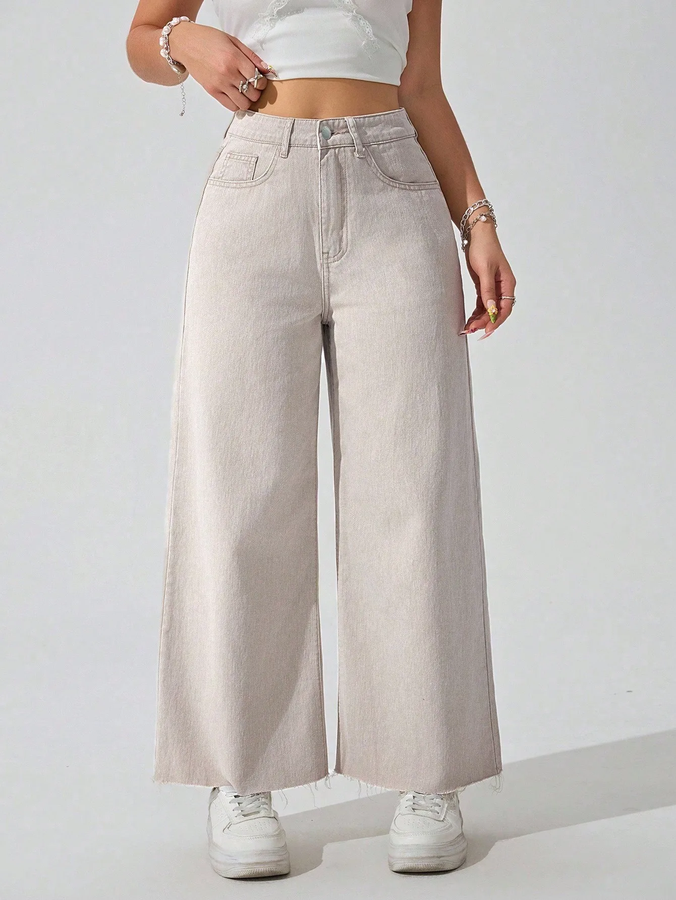 

Джинсы с высокой талией и широкими штанинами, с рваным краем, светлый деним.