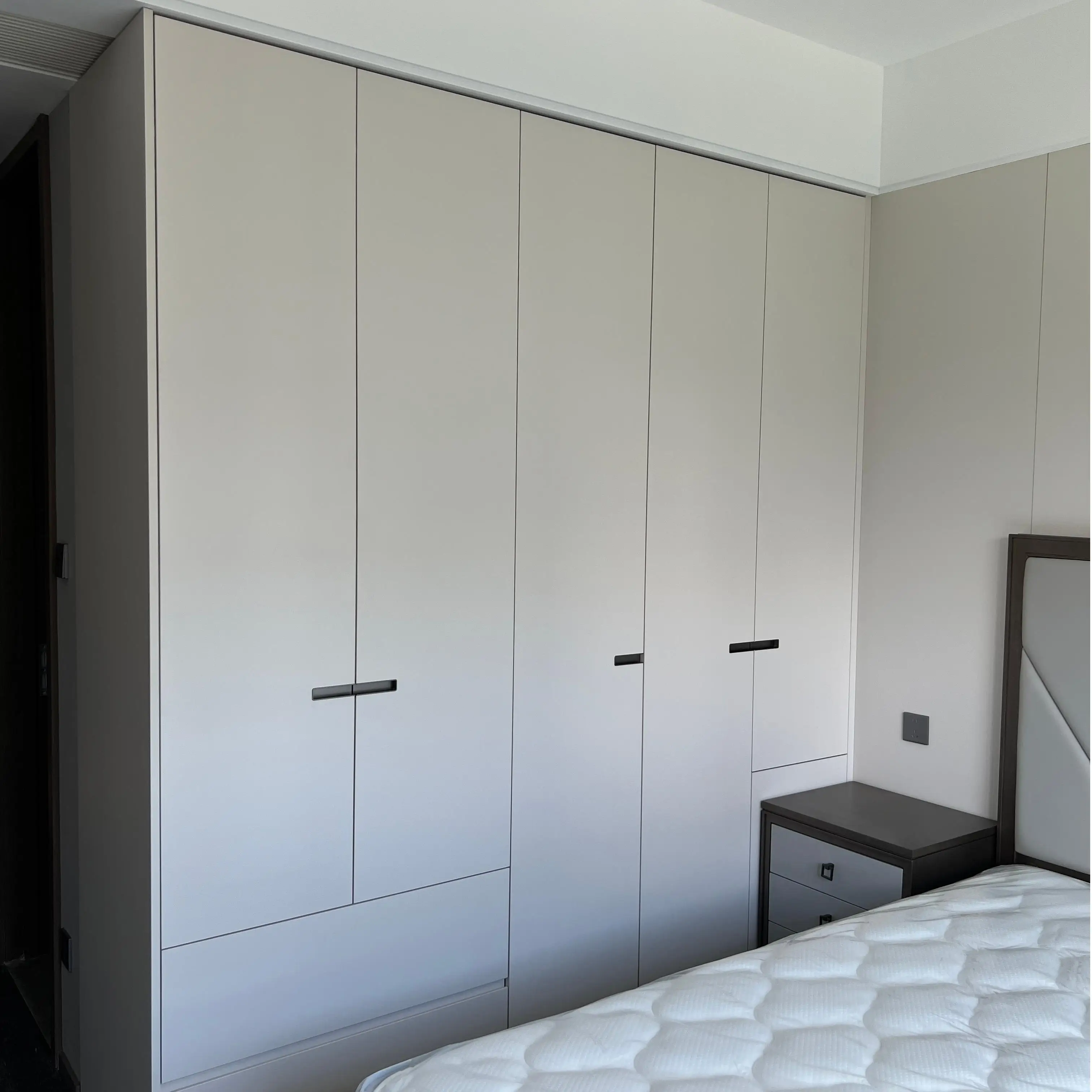 Nordic Style Wooden Wardrobe with Quiet-Sliding Rail and Heavy-Duty Load Capacity for Bedroom Villa Apartmentpromote sales