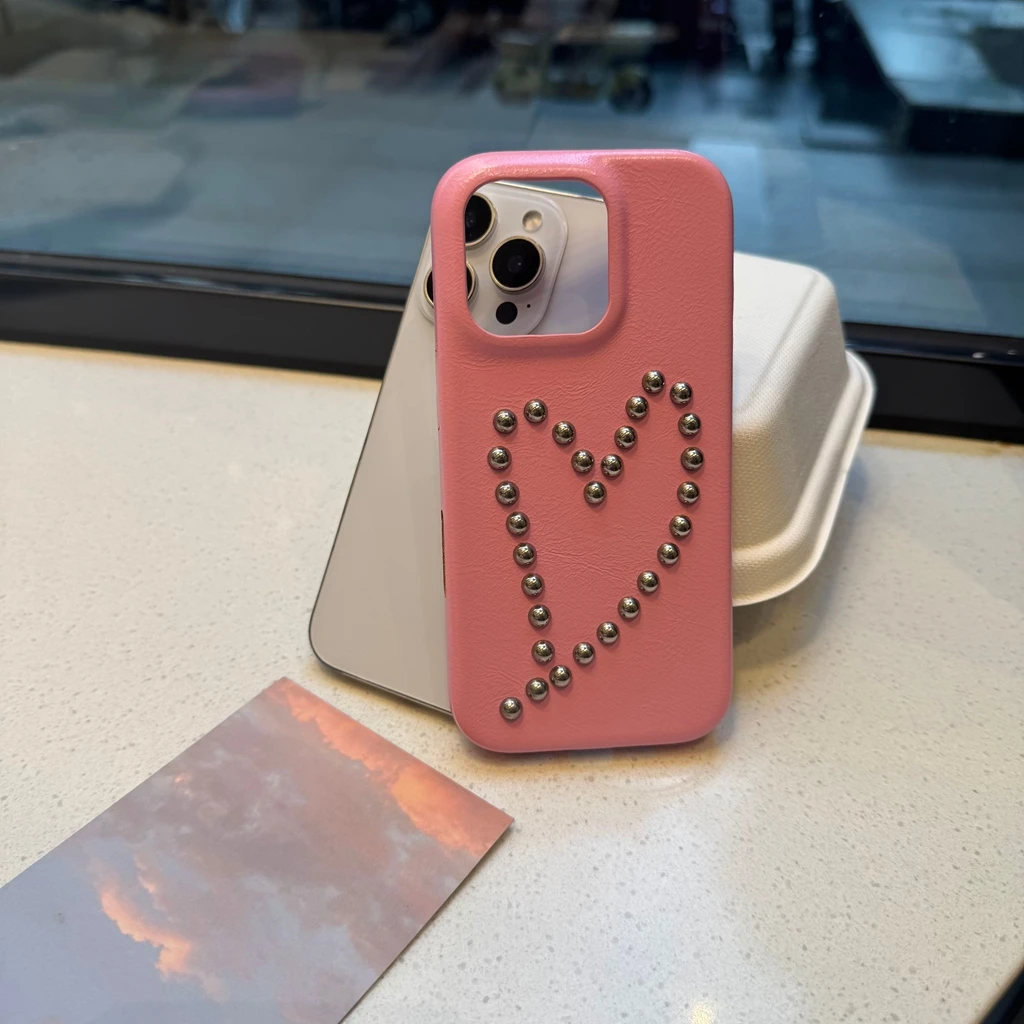 Moda rosa couro rebite amor coração à prova de choque capa protetora do telefone para iphone 17 16 15 14 13 pro max