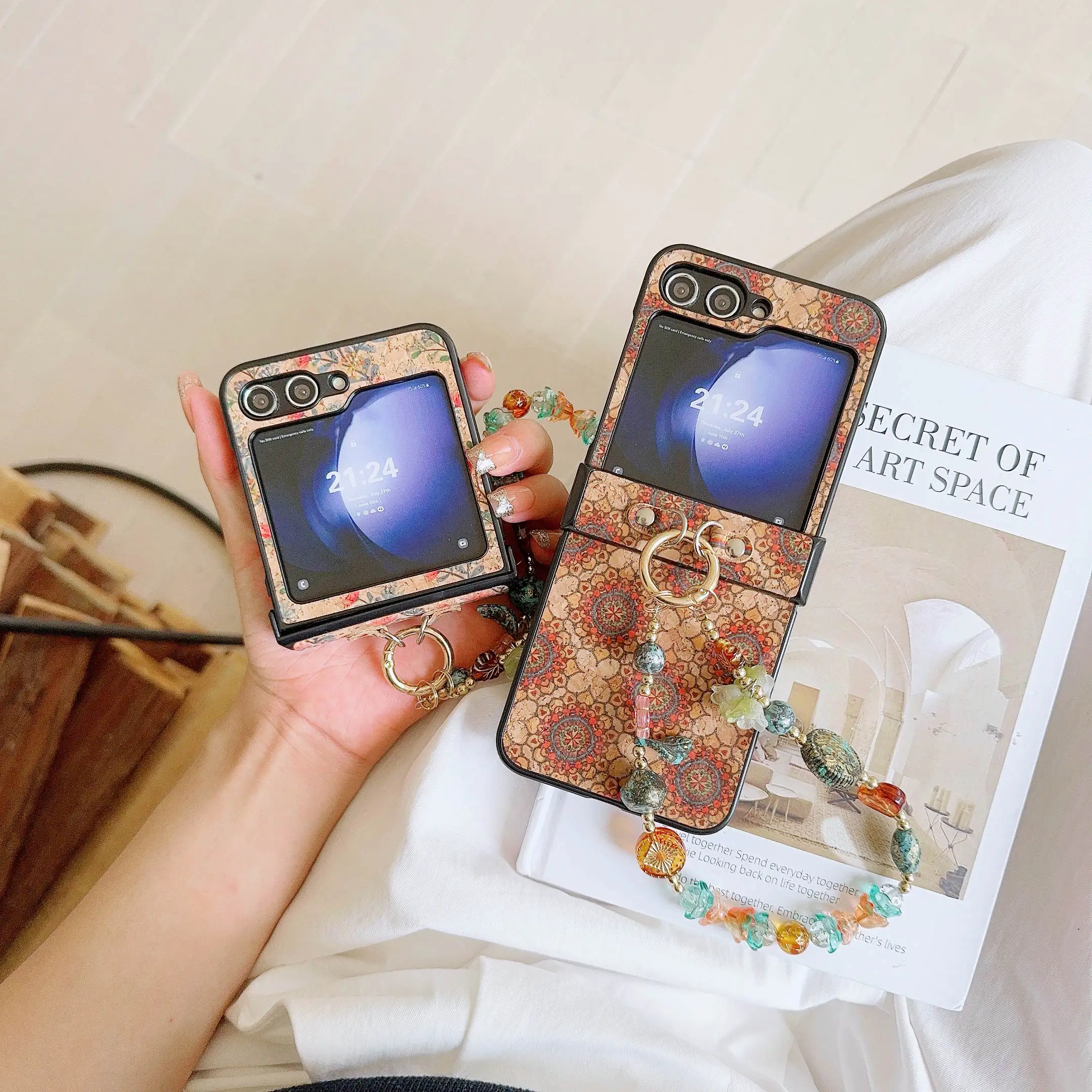 Retro floral prints Wrist Chain Strap PU Leather Cover with Glitter Bead Bracelet For Samsung Galaxy Z Flip 6 5 4 3 Phone Case