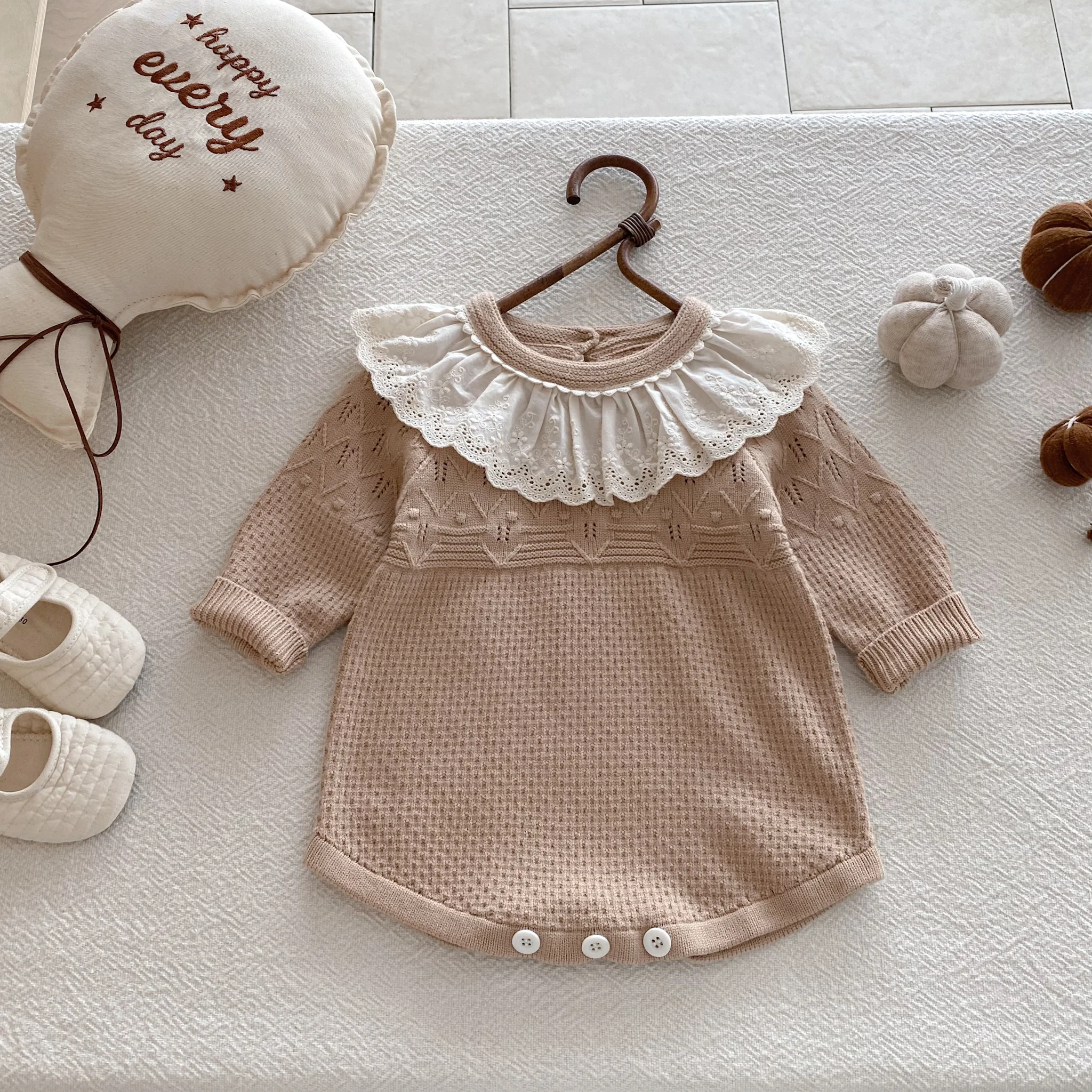 INS Herbst-Baby-Spitzen-Strick-Body mit Puppenhalsausschnitt, Langarm-Retro-Strampler für Mädchen – Detail 2