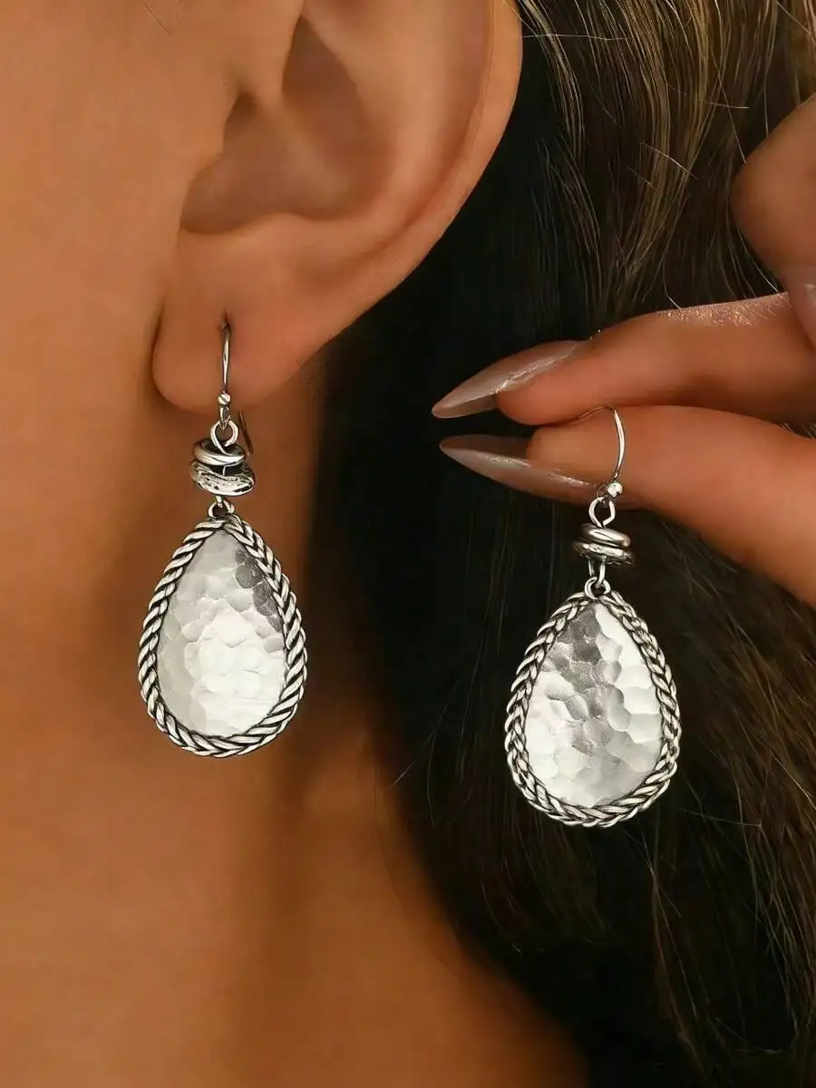 1 Pair Vintage Minimalist Water Drop Hammered Floral Edge Design Pendant Earrings, Suitable As Casual Daily Wear Jewelry Gift For Women