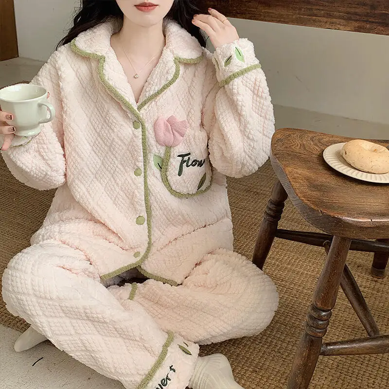 

Новинка 2023 года, фланелевой пижамный комплект с цветочной вышивкой, женская милая одежда для сна, плюшевая домашняя одежда, теплая ночная рубашка на пуговицах из двух предметов