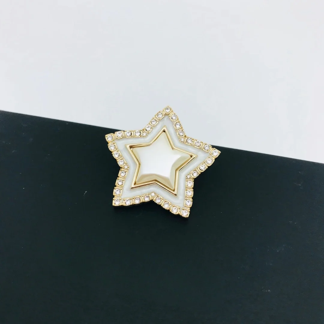 New European and American high-end retro style fashion five-pointed star resin personality brooch