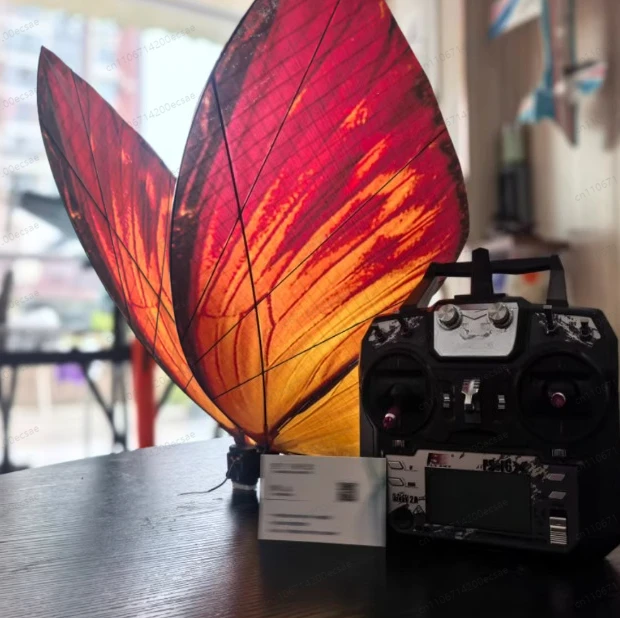 Ferngesteuerter Bionischer Schmetterling mit Flatternden Flügeln und Fallschirm-Regenschirmkopf, Komplettset Flugbereit