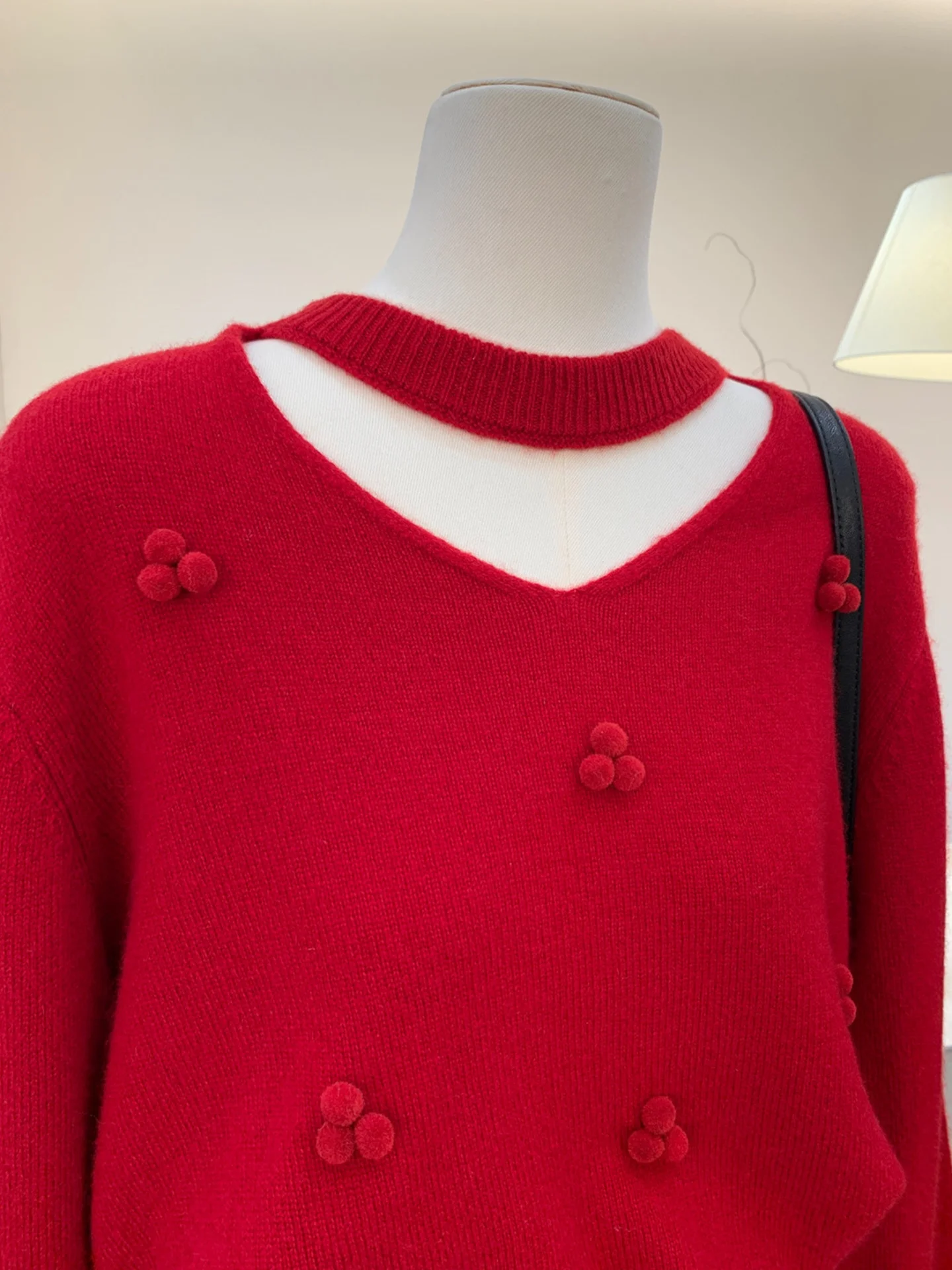 冬のニットセーター女性の通勤韓国ルーズフィット暖かさを発する白を強調する赤色新年トップ