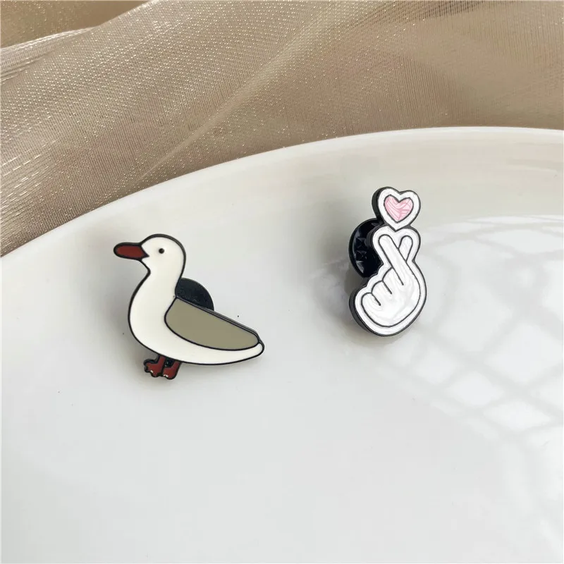 Cute Seagull Than The Heart Gesture Enamel Brooch Cartoon Seabird Peace Animal Badge Collar Pins Bag Friends Gift Jewelry