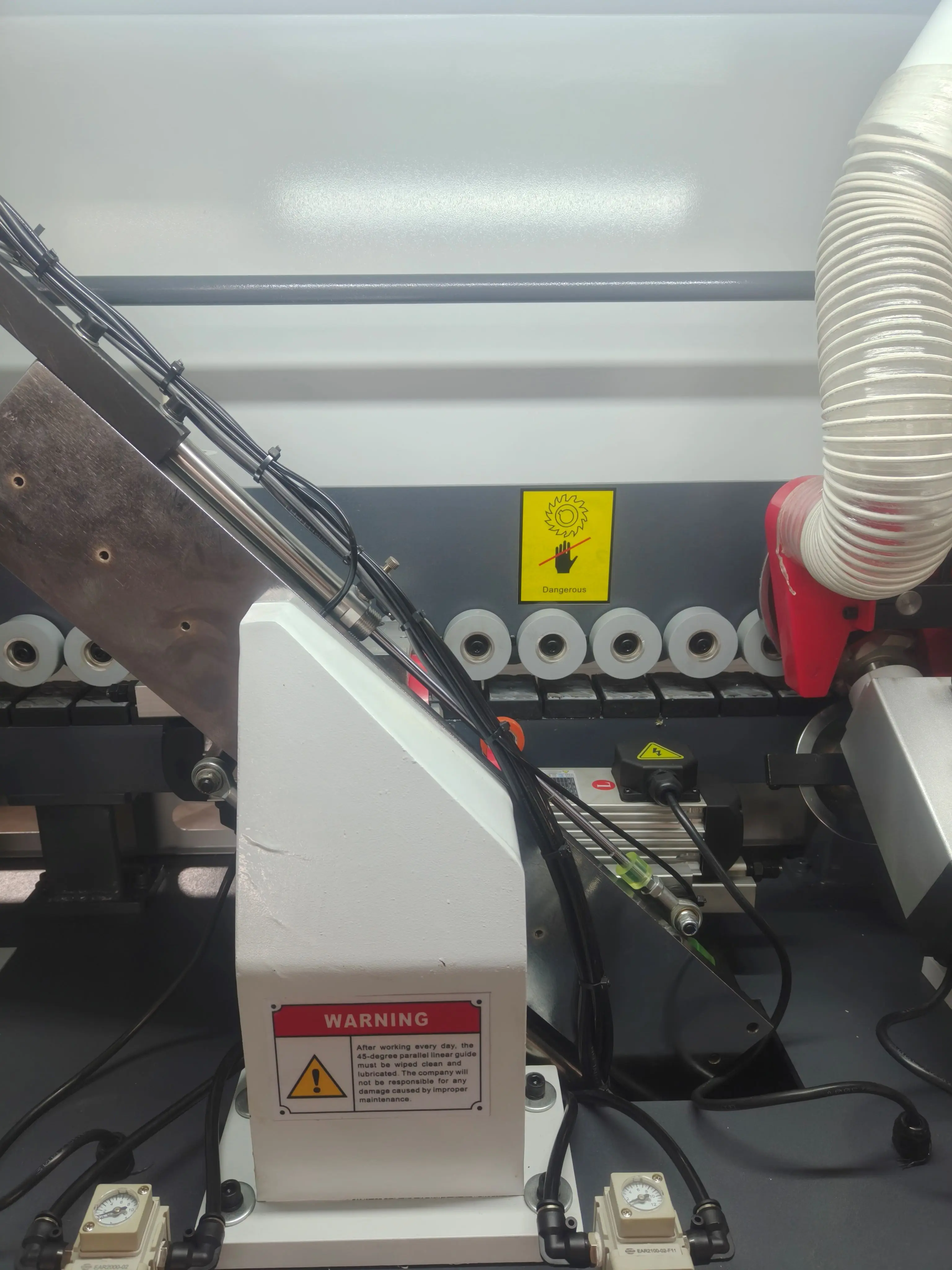 Automatyczna maszyna do obróbki krawędzi PVC z pięcioma funkcjami klejenia krawędzi do zakładów produkcyjnych paneli na bazie drewna